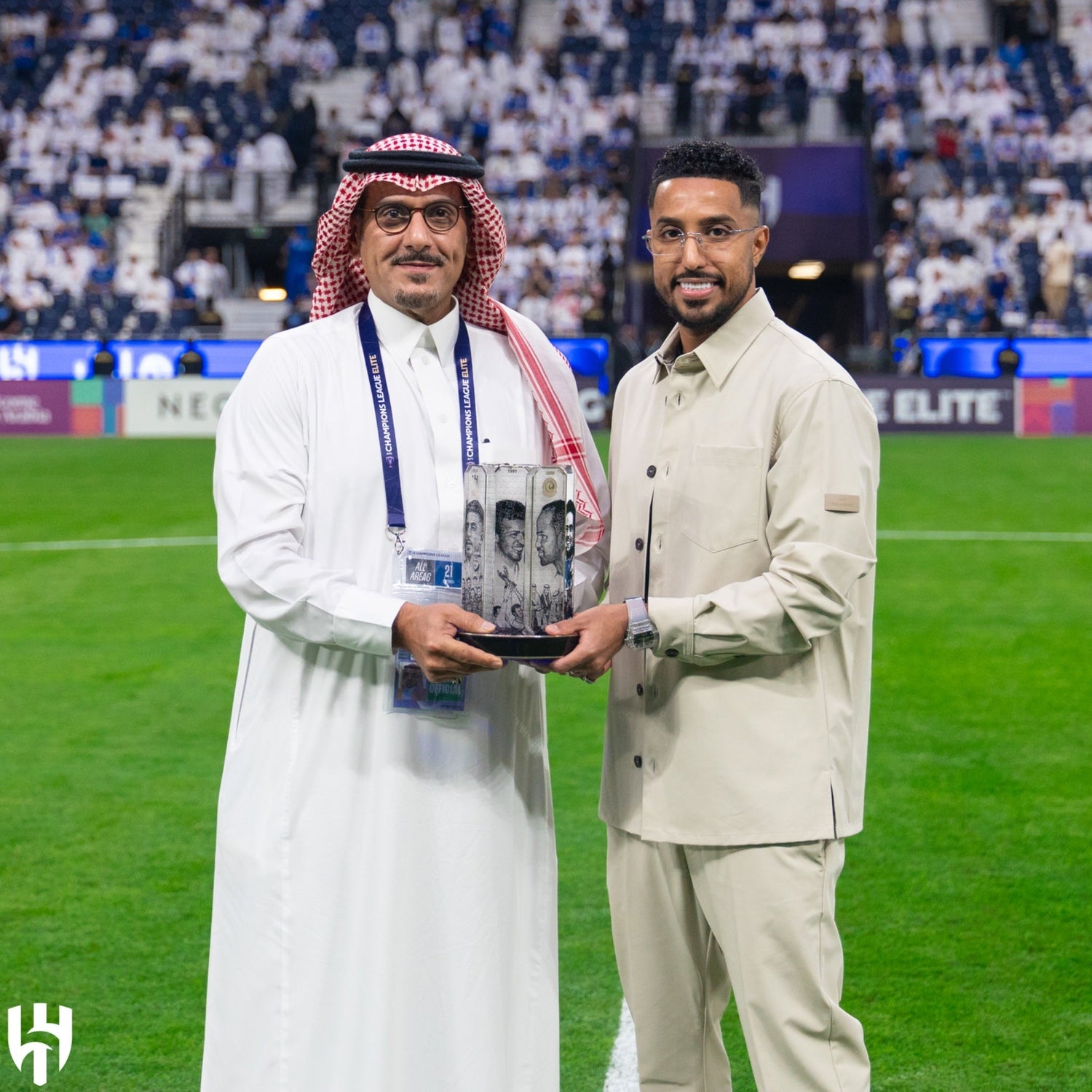 Chairman HH Prince Nawaf Bin Saad presented an honorary gift to Salem Al-Dawsari after winning AFC Player of the Year Award